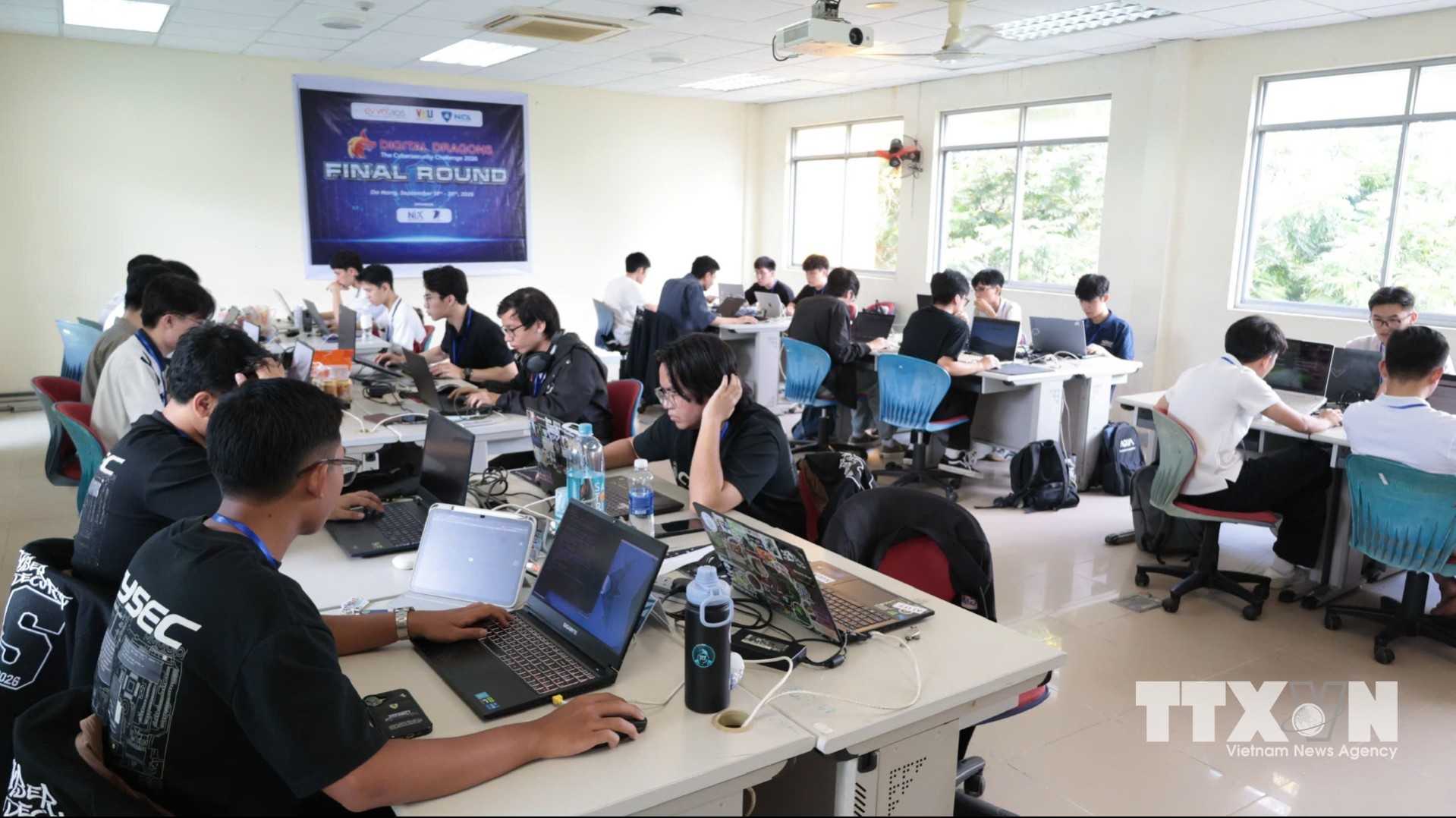Các sinh viên đến từ các trường đại học trong và ngoài nước tranh tài ở Vòng Chung kết Cuộc thi Tìm kiếm tài năng An toàn thông tin diễn ra tại thành phố Đà Nẵng. (Ảnh: Khoa Chương/TTXVN)
